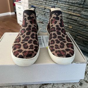 Rothys Chelsea Boots Wildcat